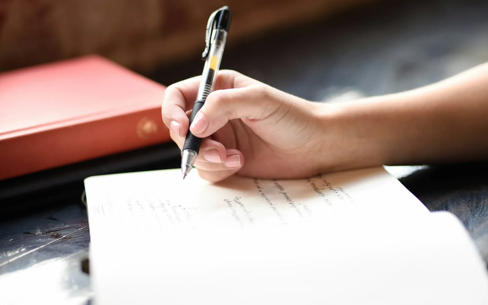 Lettera di dimissioni e faldoni durante un passaggio di consegne.