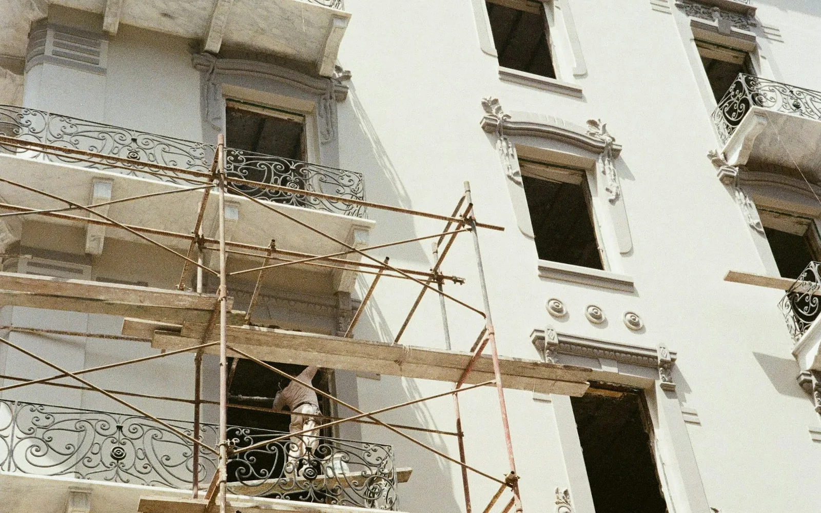 Ponteggio montato sulla facciata di un edificio residenziale durante i lavori.