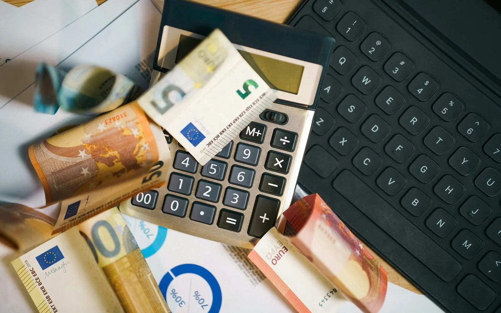 Una calcolatrice posata su alcune banconote.