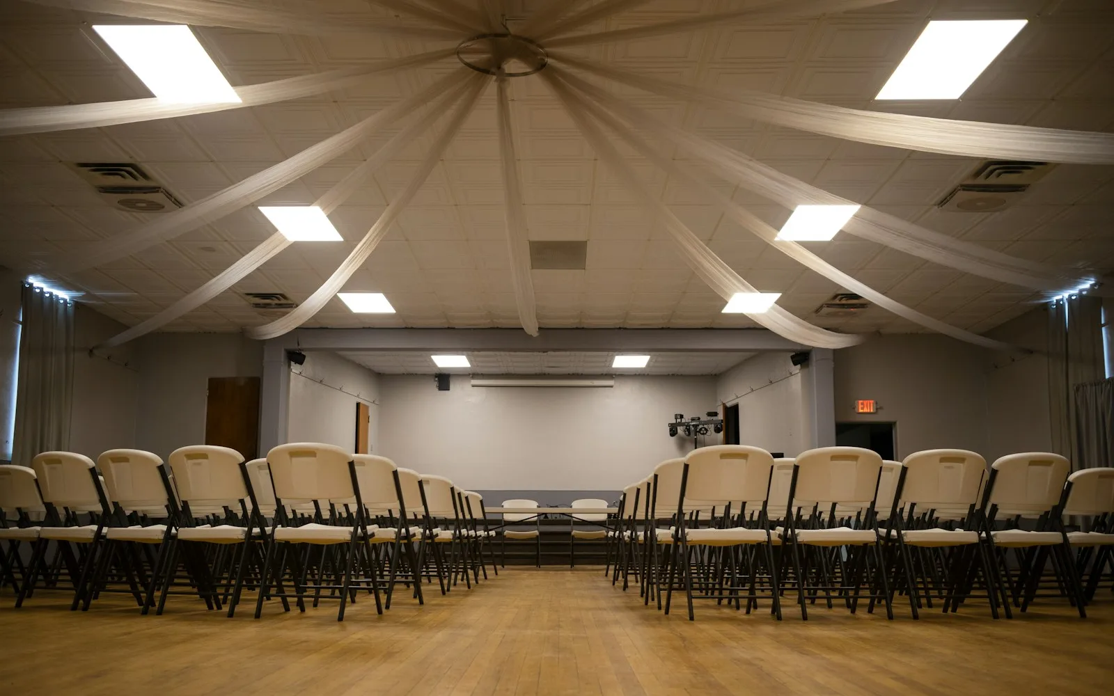Sala con file di sedie disposte per un'assemblea condominiale.