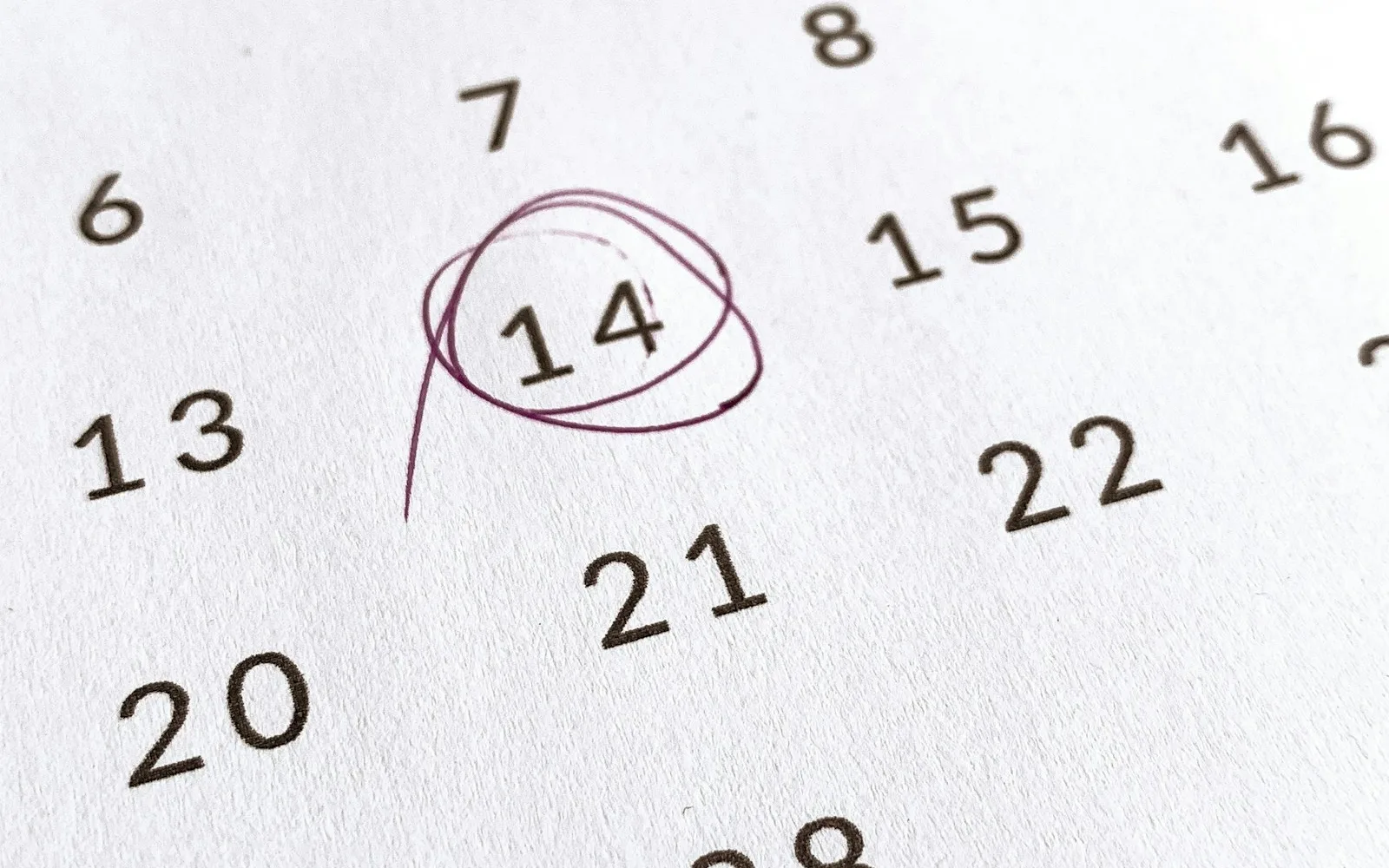 Dettaglio di un calendario con una data cerchiata a penna.