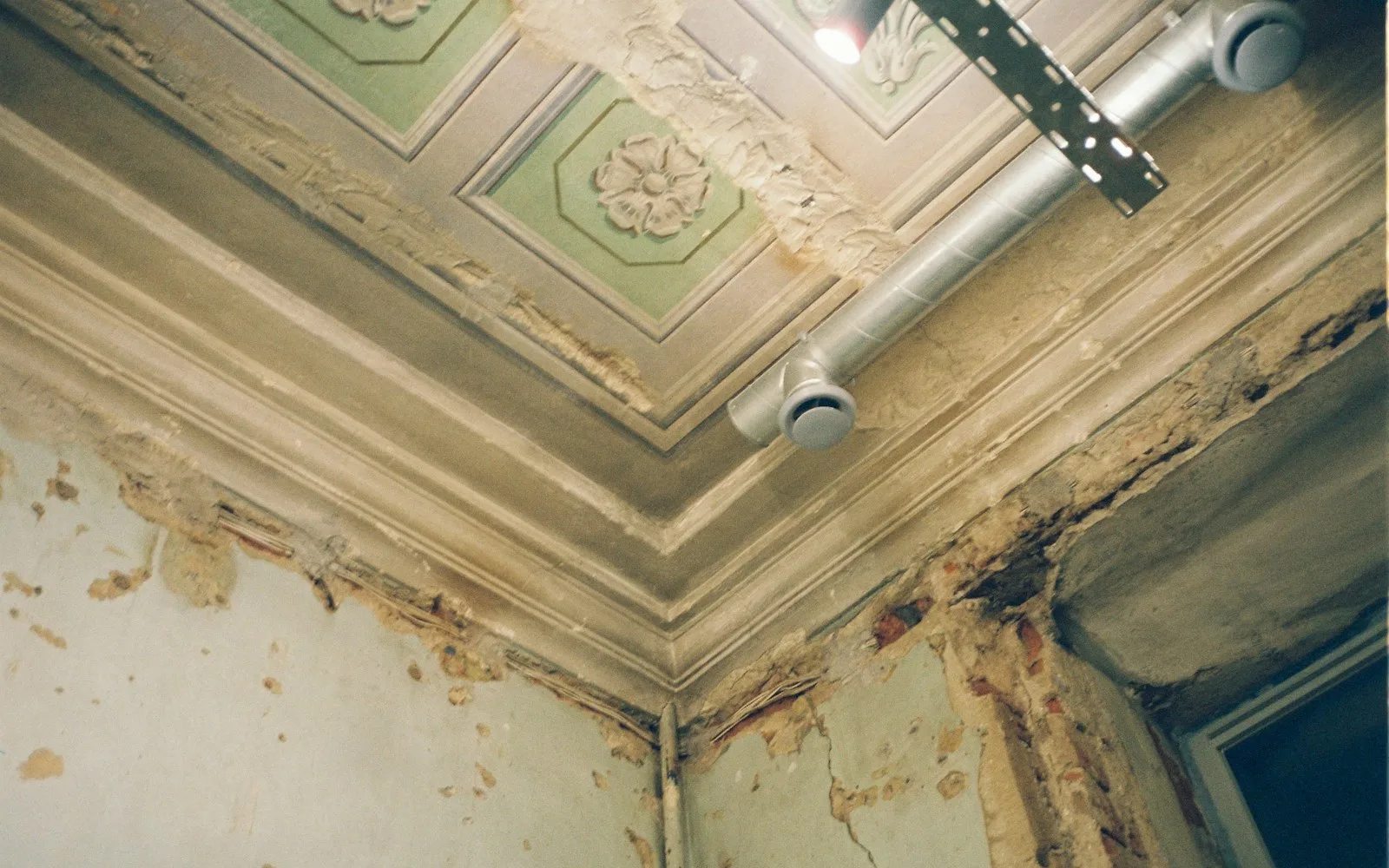 Macchia di umidità e infiltrazione d'acqua sul soffitto di un appartamento.