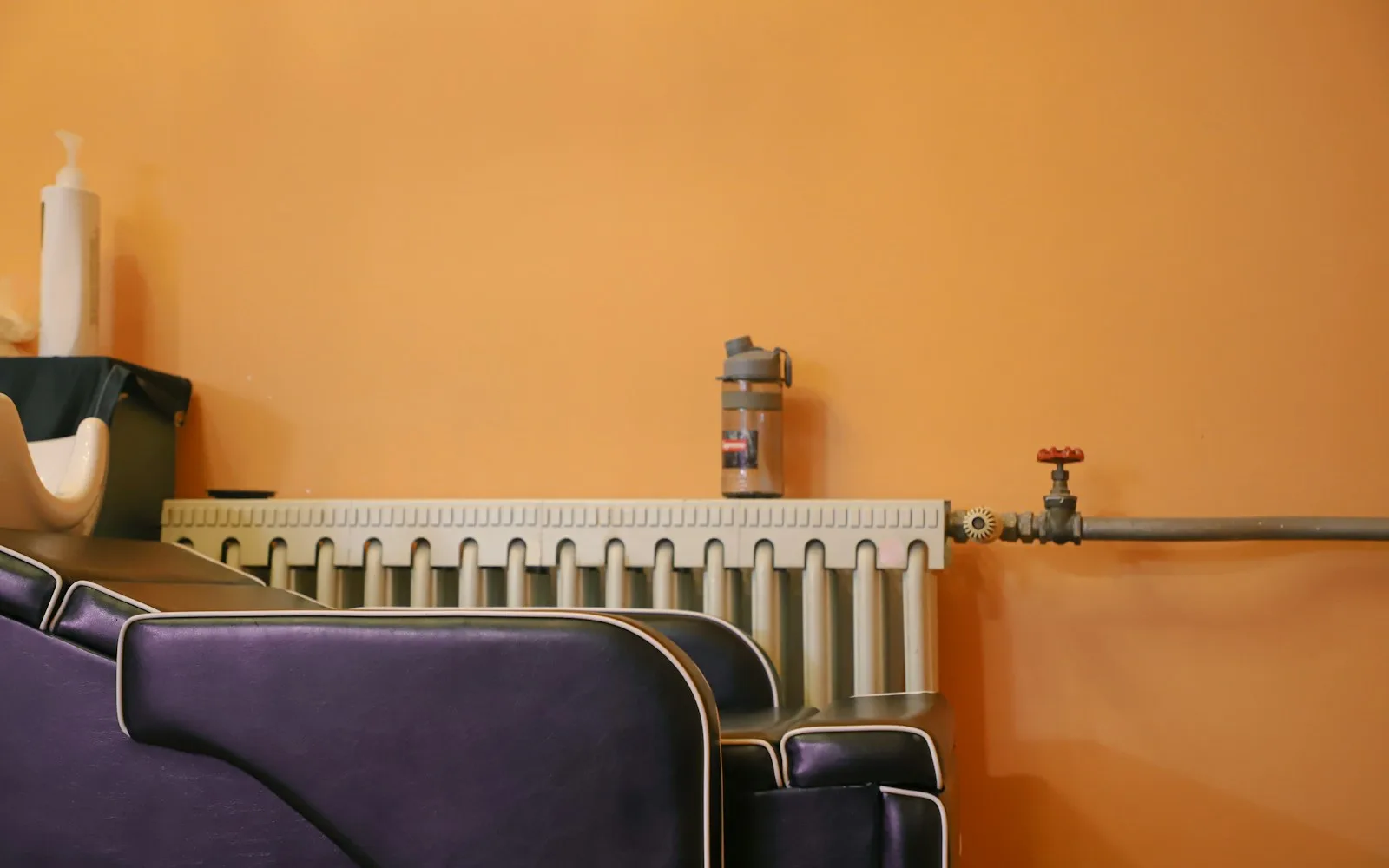 Termosifone e valvola dell'impianto di riscaldamento centralizzato.