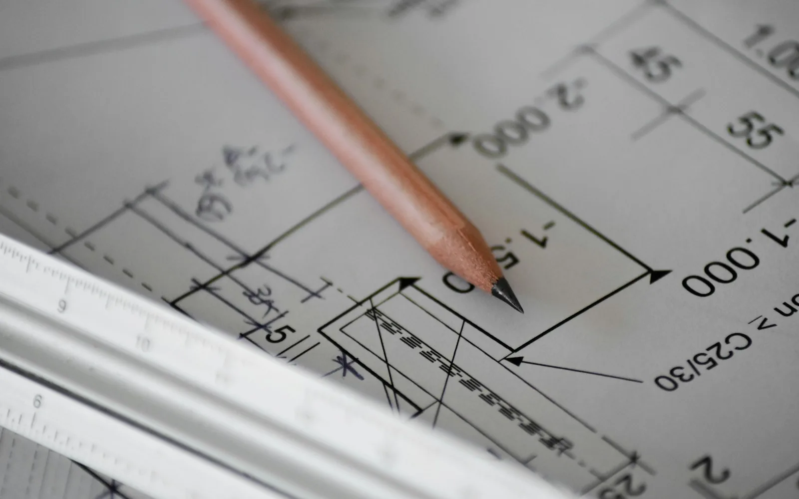 Disegno tecnico quotato di un edificio con matita e righello millimetrato.