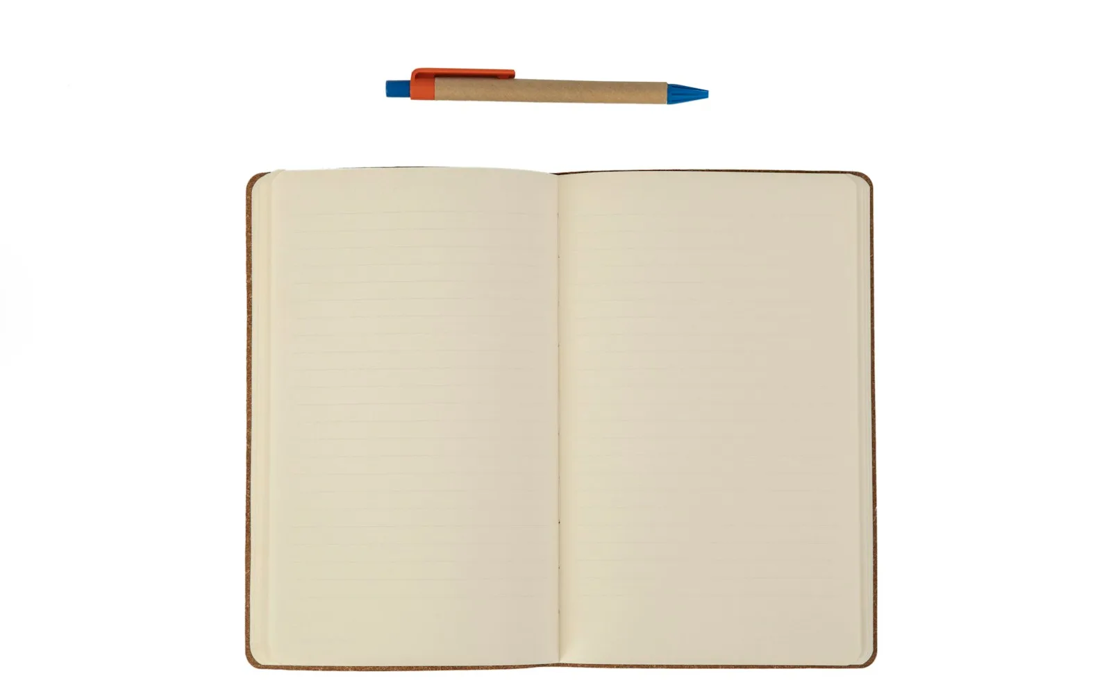 Quaderno aperto con pagine bianche e una penna appoggiata sopra.