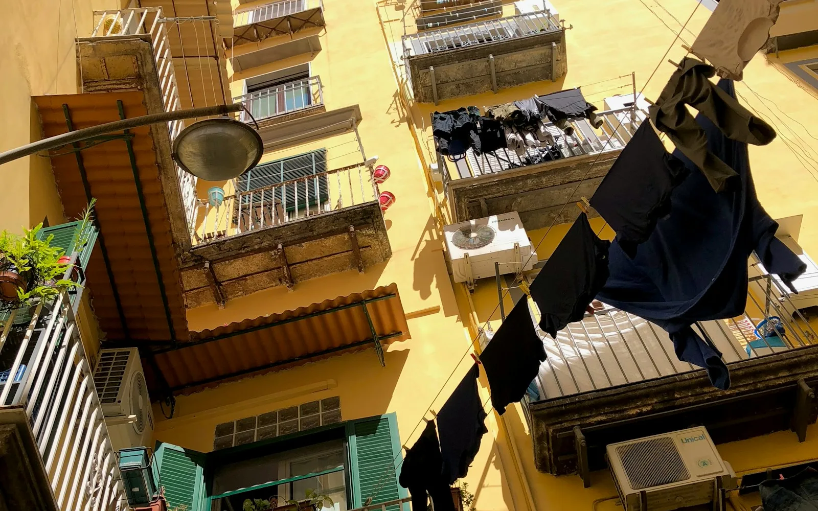 Bucato steso ad asciugare sul balcone di un palazzo residenziale.