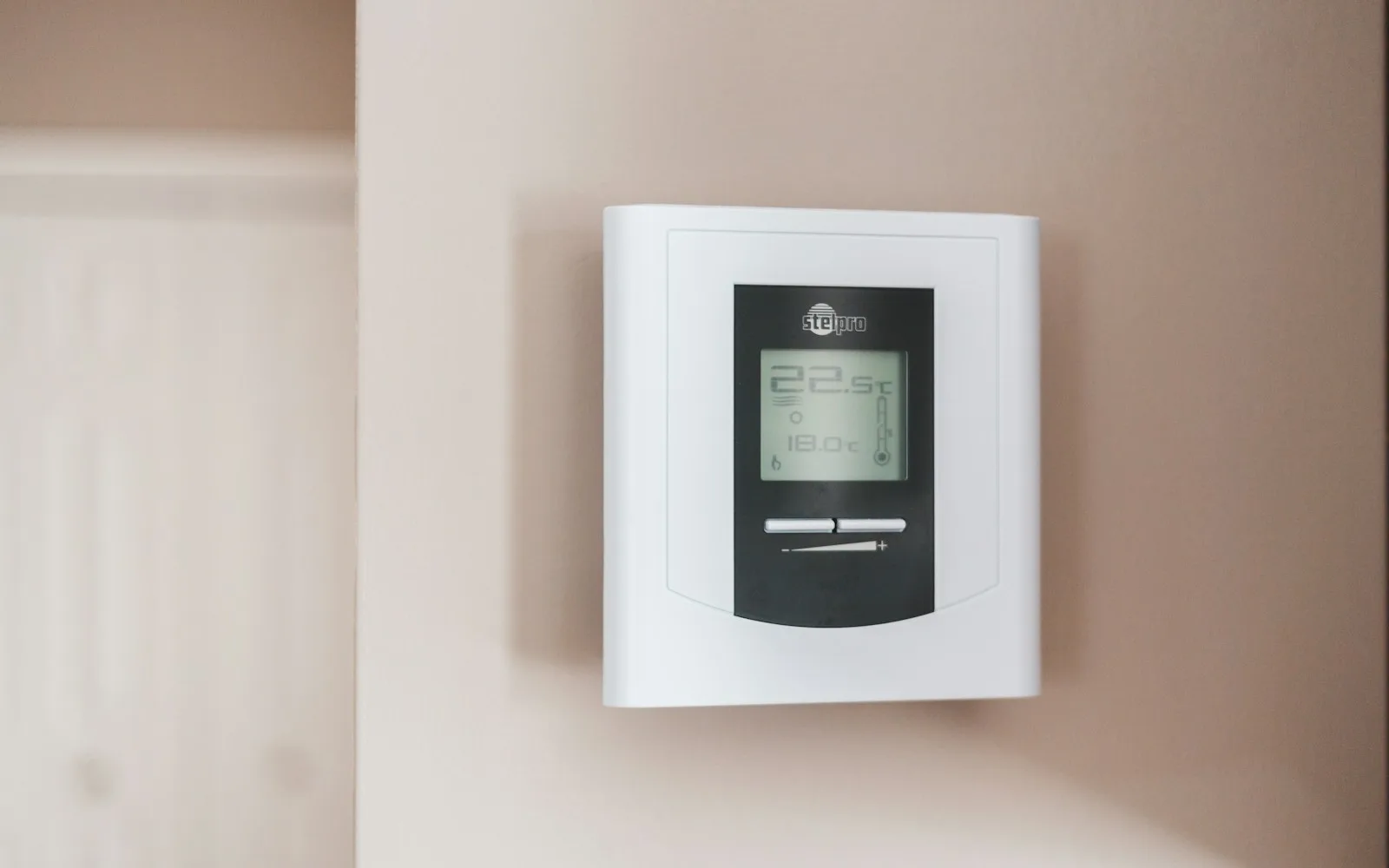 Termostato da parete di un appartamento con display che indica la temperatura in gradi Celsius.