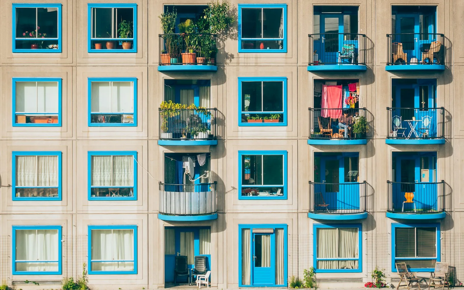 Facciata di un piccolo edificio residenziale con finestre e balconi.
