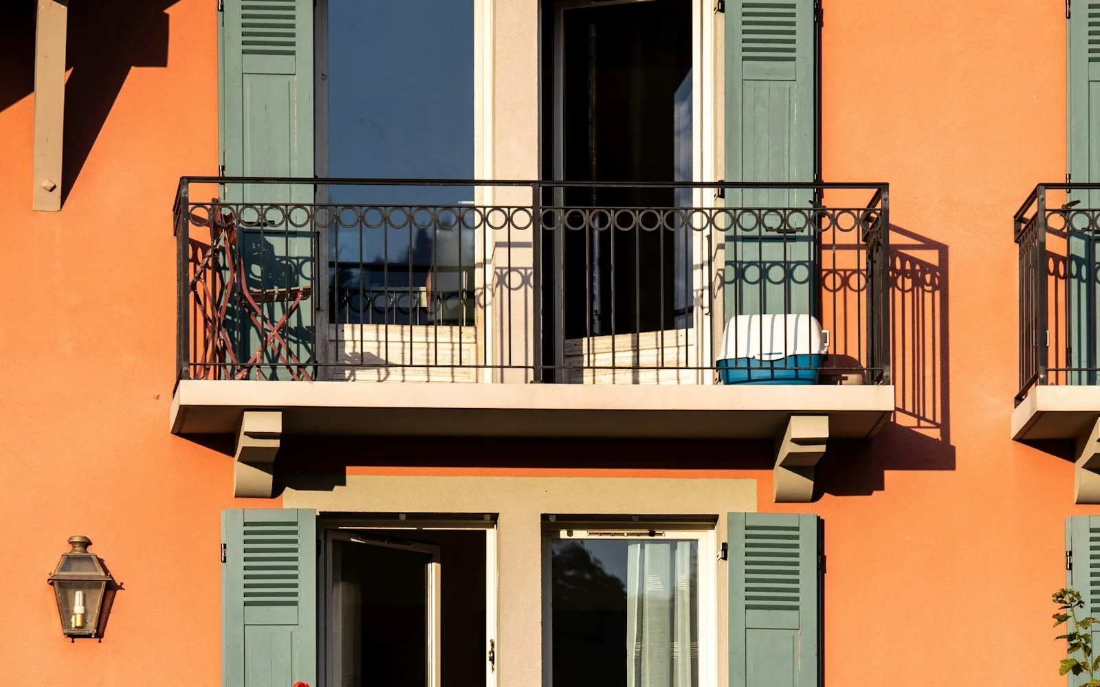 Facciata di un palazzo residenziale italiano con balconi in ferro battuto e persiane.