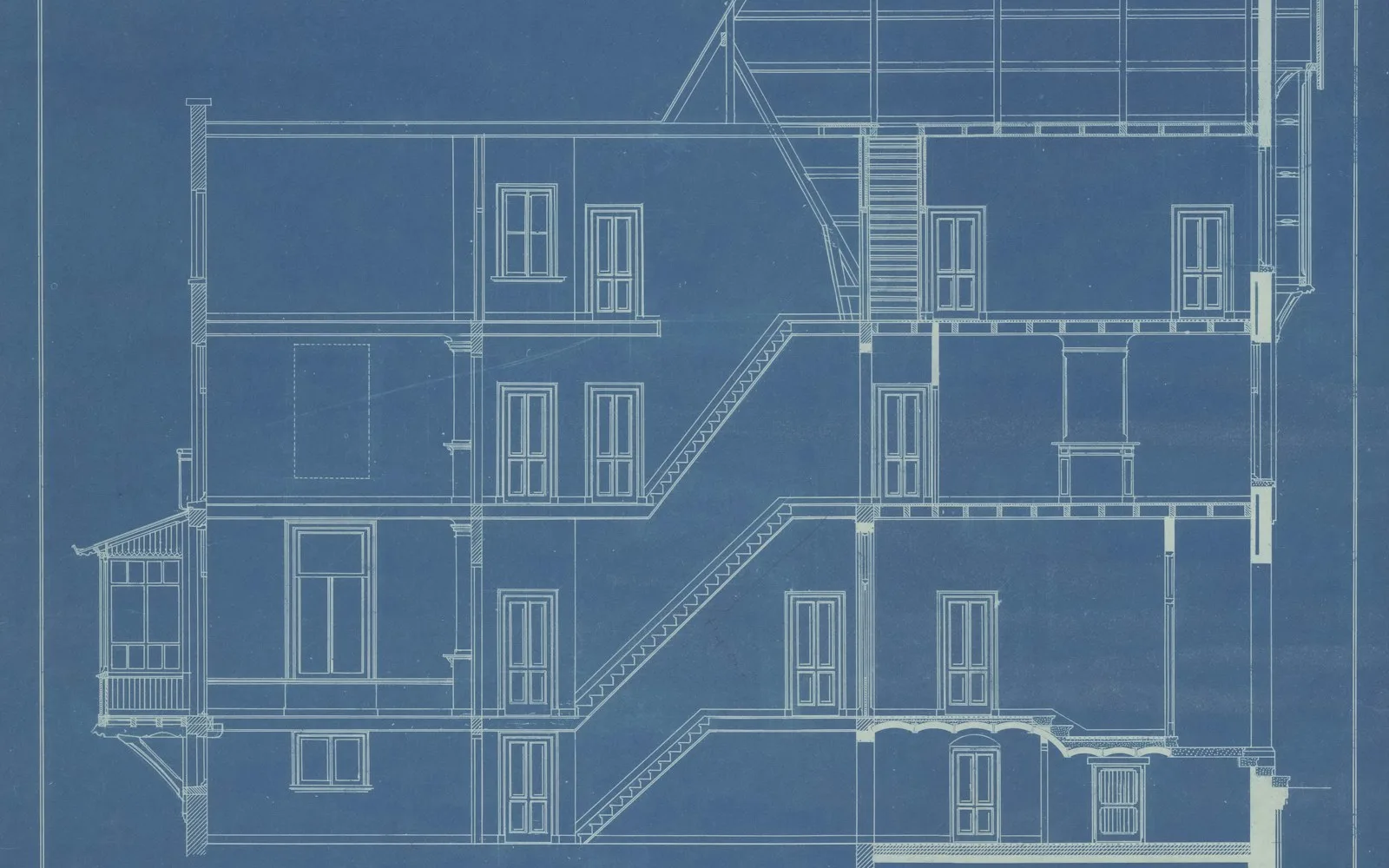 Sezione di un edificio residenziale su un disegno tecnico in stile planimetria.