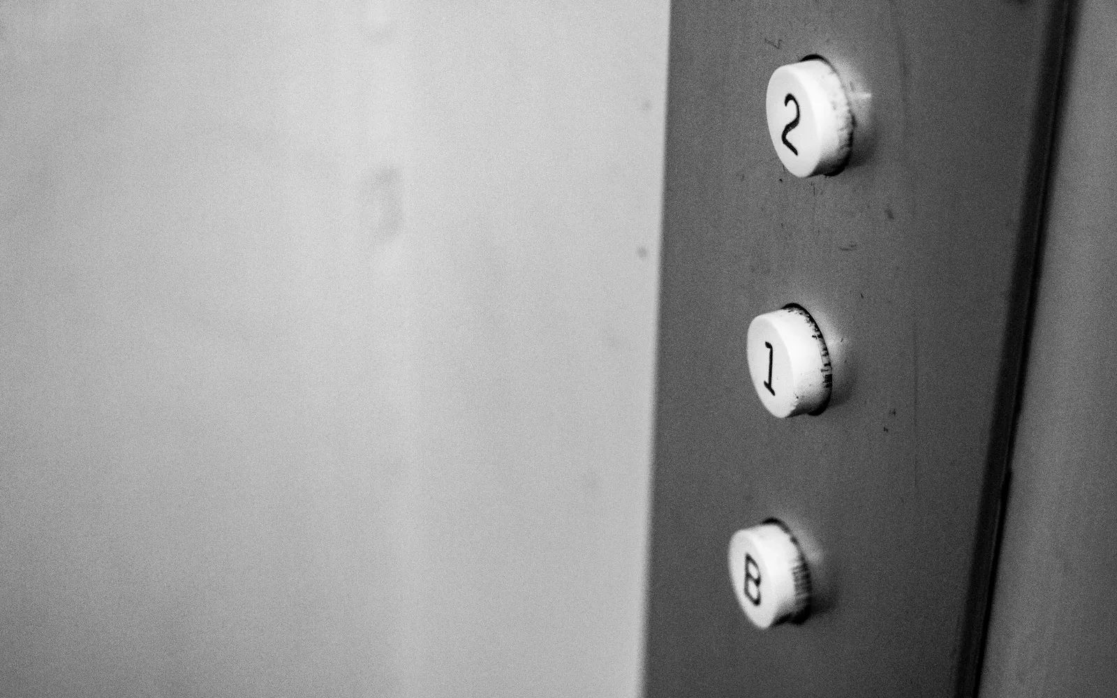 Pulsantiera di un ascensore condominiale con i tasti dei piani.